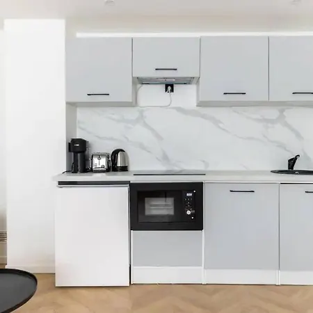 Pte De La Chapelle Magnifique 1br Appartement *